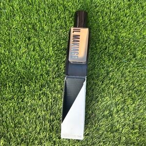 IL MAKIAGE Flawless Base Foundation - Black and White Packaging